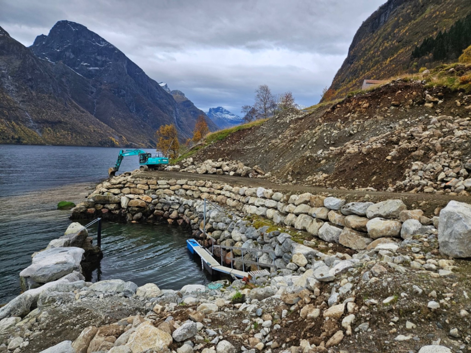 Natursteinmuring ved fjorden